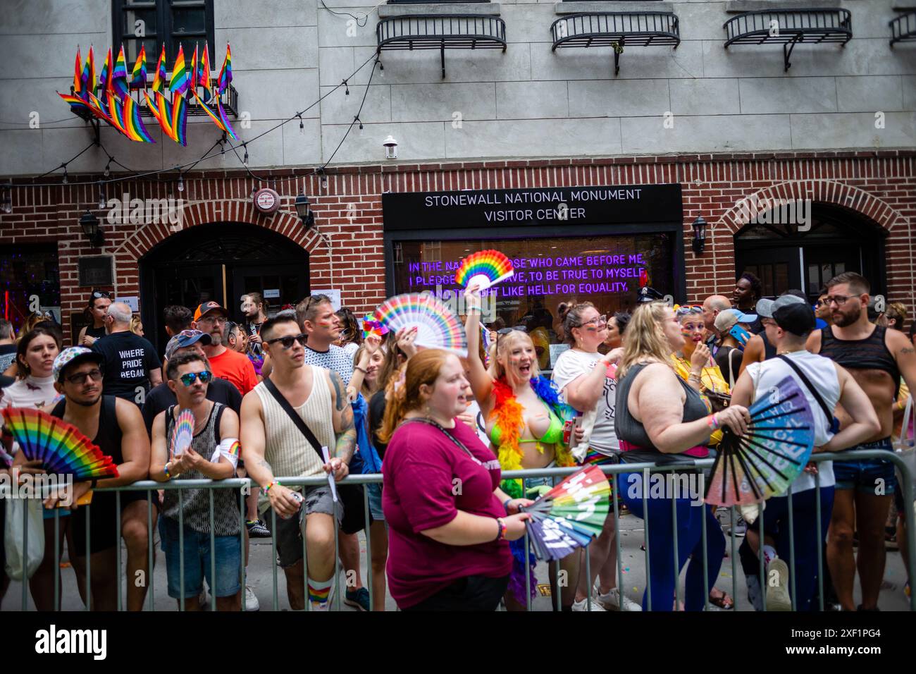 New York, New York, Stati Uniti. 30 giugno 2024. La Pride March di New York riempì la Fifth Avenue di manifestanti e spettatori, molti in costume, che celebravano la comunità LGBTQ. Una folla entusiasta di fronte allo storico Stonewall Inn. Crediti: Ed Lefkowicz/Alamy Live News Foto Stock