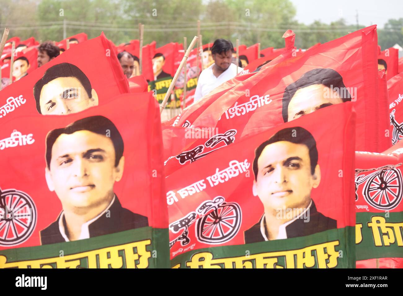 Prayagraj, Uttar Pradesh, India. 30 giugno 2024. Il presidente nazionale del partito Samjwadi Lohia Abhishek Yadav ospita l'evento con più di 5100 bandiere per celebrare il 51° compleanno nel distretto di Prayagraj. Nonostante tutti i preparativi siano rovinati a causa della pioggia, tutti questi giovani stanno lavorando duramente e diligentemente per rendere speciale il compleanno del loro leader. (Credit Image: © Shashi Sharma/Pacific Press via ZUMA Press Wire) SOLO PER USO EDITORIALE! Non per USO commerciale! Foto Stock