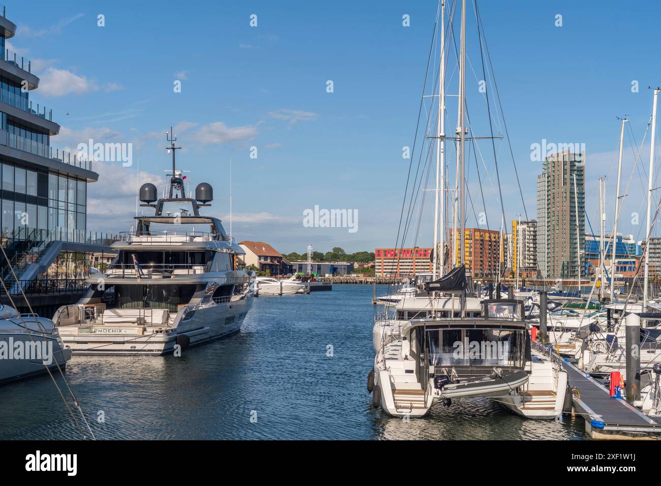 Vista del villaggio sull'oceano verso la Vantage Tower, un alto edificio residenziale con yacht ormeggiati in primo piano durante l'estate, Southampton, Regno Unito, Inghilterra Foto Stock