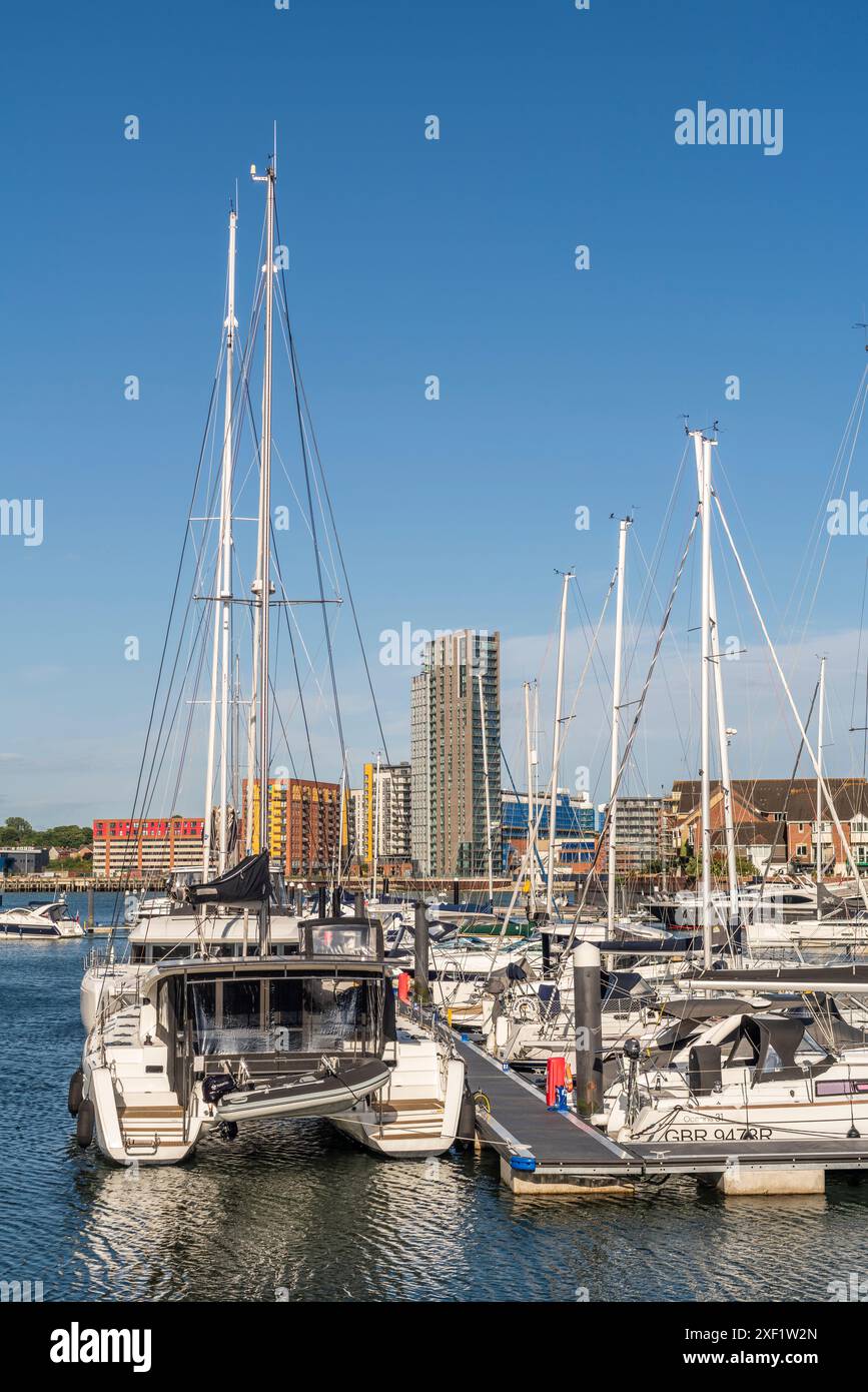Vista del villaggio sull'oceano verso la Vantage Tower, un alto edificio residenziale con yacht ormeggiati in primo piano durante l'estate, Southampton, Regno Unito, Inghilterra Foto Stock