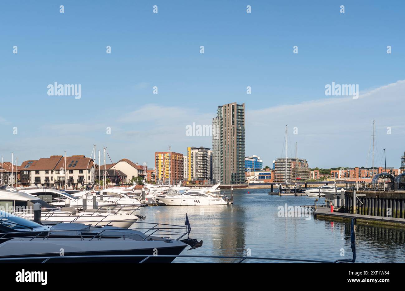 Vista del villaggio sull'oceano verso la Vantage Tower, un alto edificio residenziale con yacht ormeggiati in primo piano durante l'estate, Southampton, Regno Unito, Inghilterra Foto Stock