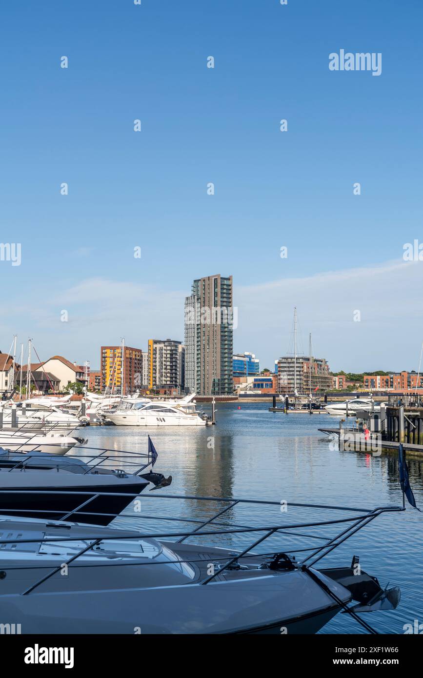 Vista del villaggio sull'oceano verso la Vantage Tower, un alto edificio residenziale con yacht ormeggiati in primo piano durante l'estate, Southampton, Regno Unito, Inghilterra Foto Stock