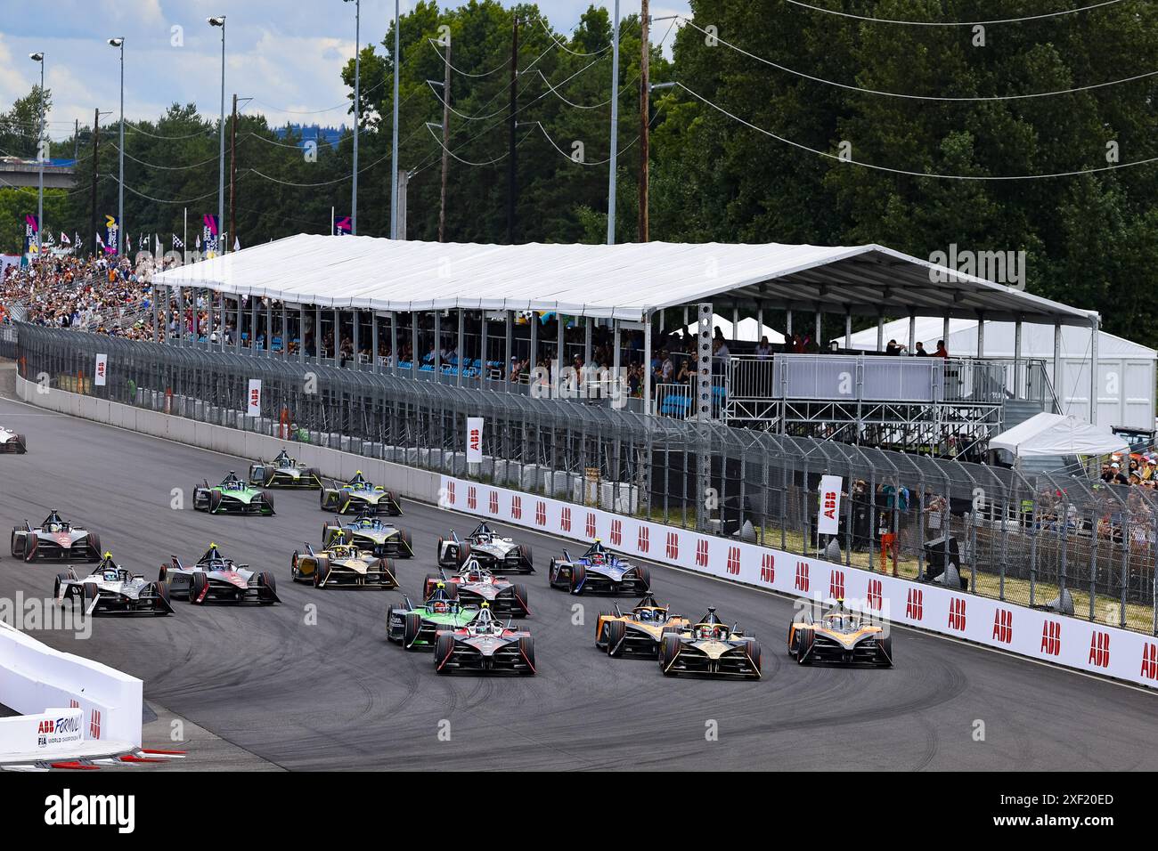 25 VERGNE Jean-Eric (fra), DS Penske, DS e-Tense FE23, azione 13 da COSTA Antonio Felix (prt), TAG HEUER Porsche Formula e Team, Porsche 99X Electric, azione partenza, partenza, durante l'ePrix di Portland 2024, nona riunione del Campionato del mondo ABB FIA Formula e 2023-24, sul circuito Portland International Raceway dal 28 al 30 giugno 2024 a Portland, Stati Uniti d'America Foto Stock