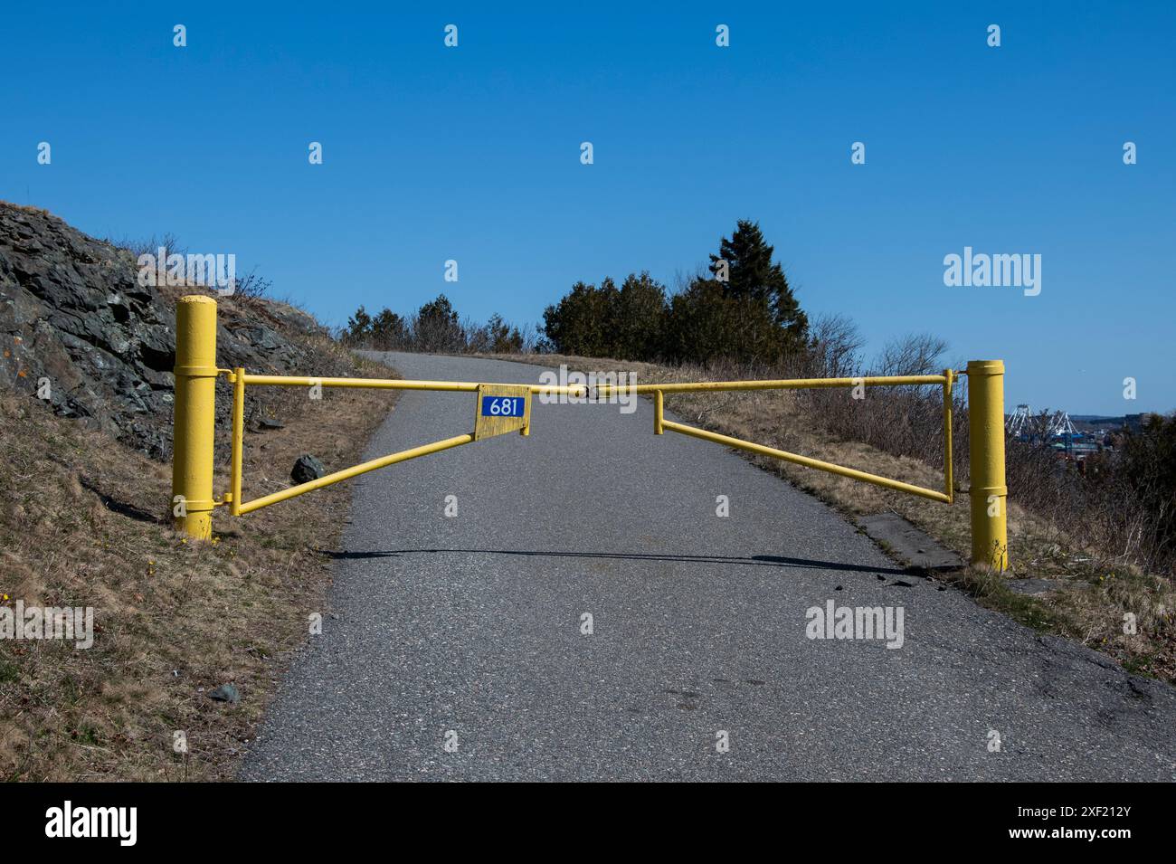 Porta gialla sulla strada che conduce alla torre dell'acqua a Saint John, New Brunswick, Canada Foto Stock