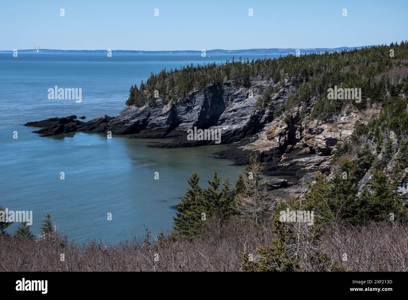 Vista della baia di Fundy e della nuova Scozia dal faro di Cape Spencer a Saint John, New Brunswick, Canada Foto Stock