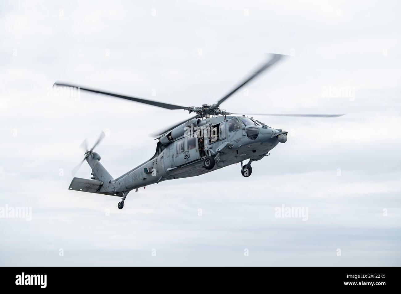 EAST CHINA SEA (28 giugno 2024) un MH-60S Sea Hawk, assegnato agli "Eightballers" dell'Helicopter Sea Combat Squadron (HSC) 8, si prepara ad atterrare sul ponte di volo della portaerei classe Nimitz USS Theodore Roosevelt (CVN 71) durante l'esercitazione Freedom Edge, 28 giugno 2024. Freedom Edge è la prima iterazione di un esercizio trilaterale multidominio che dimostra la profondità, la portata e la portata senza precedenti del Giappone, della Repubblica di Corea e della cooperazione trilaterale per la sicurezza degli Stati Uniti. La Theodore Roosevelt, nave ammiraglia del Carrier Strike Group Nine, sta conducendo operazioni di routine nella settima fuga degli Stati Uniti Foto Stock