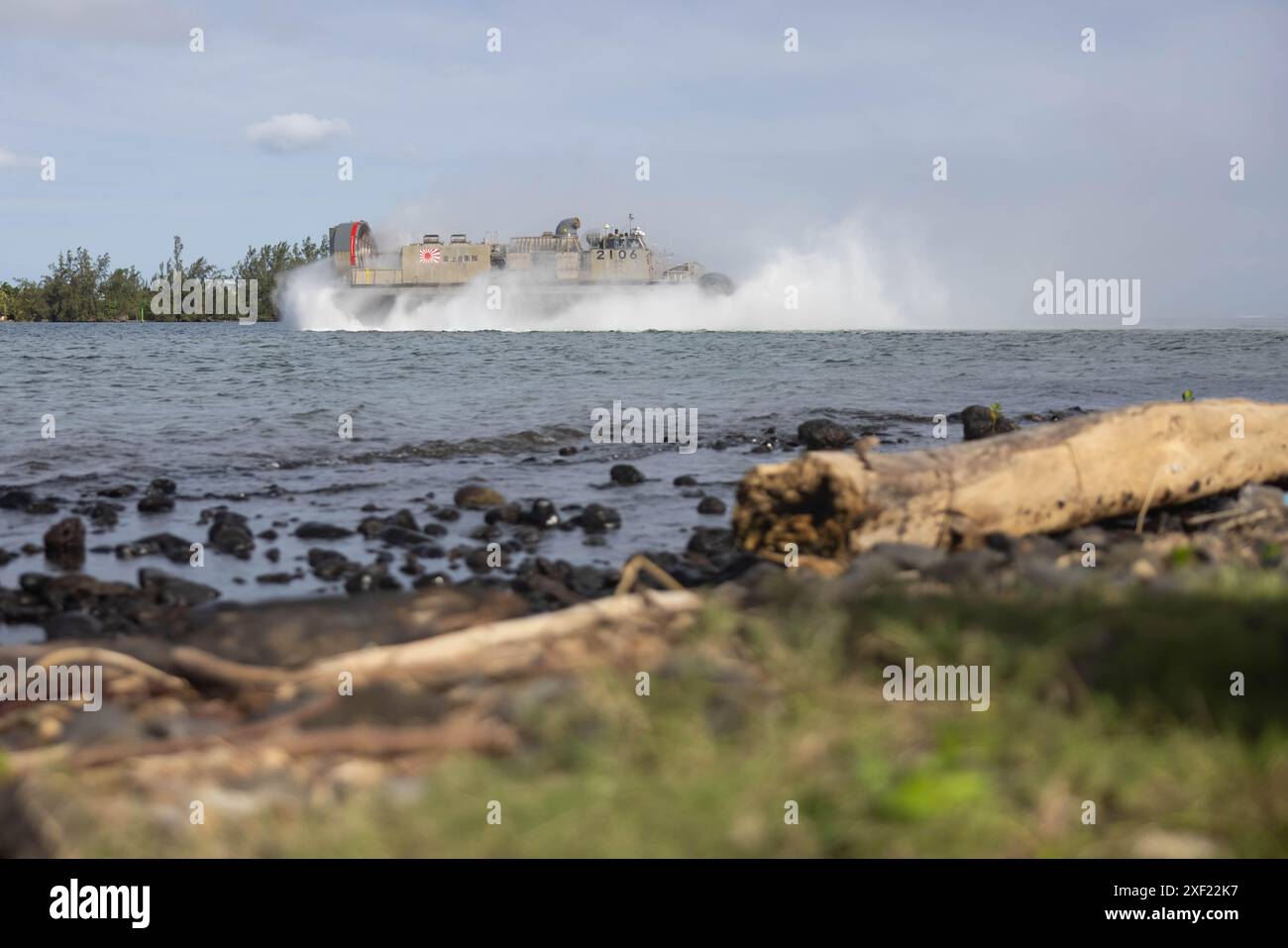 Un velivolo da sbarco della Japan Maritime Self-Defense Force, un hovercraft a cuscino d'aria si sposta verso una spiaggia come parte di Marara 24 a Tahiti, Polinesia francese, 4 giugno 2024. Marara è un'esercitazione di addestramento multinazionale che migliora l'interoperabilità combinata tra l'esercito degli Stati Uniti e il quartier generale della Task Force congiunta combinata francese nella Polinesia francese. La formazione migliora le capacità dei partner di affrontare le complesse e future contingenze in tutto l’Indo-Pacifico. (Foto del corpo dei Marines degli Stati Uniti di Willow Marshall) Foto Stock