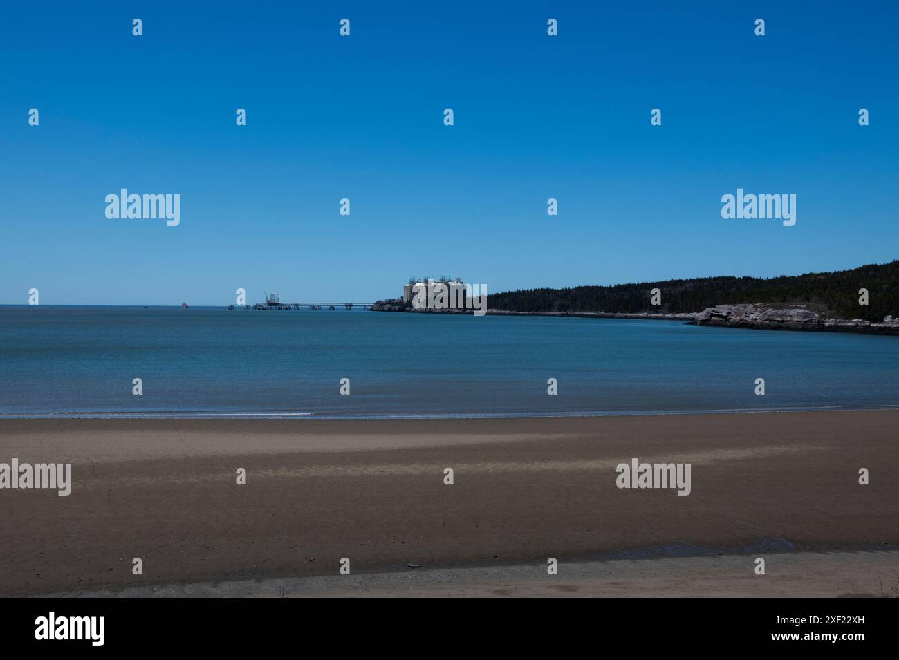 Vista della baia di Fundy e del porto petrolifero di Irving da Mispec Beach a Saint John, New Brunswick, Canada Foto Stock