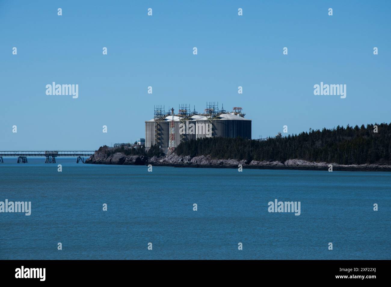 Vista della baia di Fundy e del porto petrolifero di Irving da Mispec Beach a Saint John, New Brunswick, Canada Foto Stock