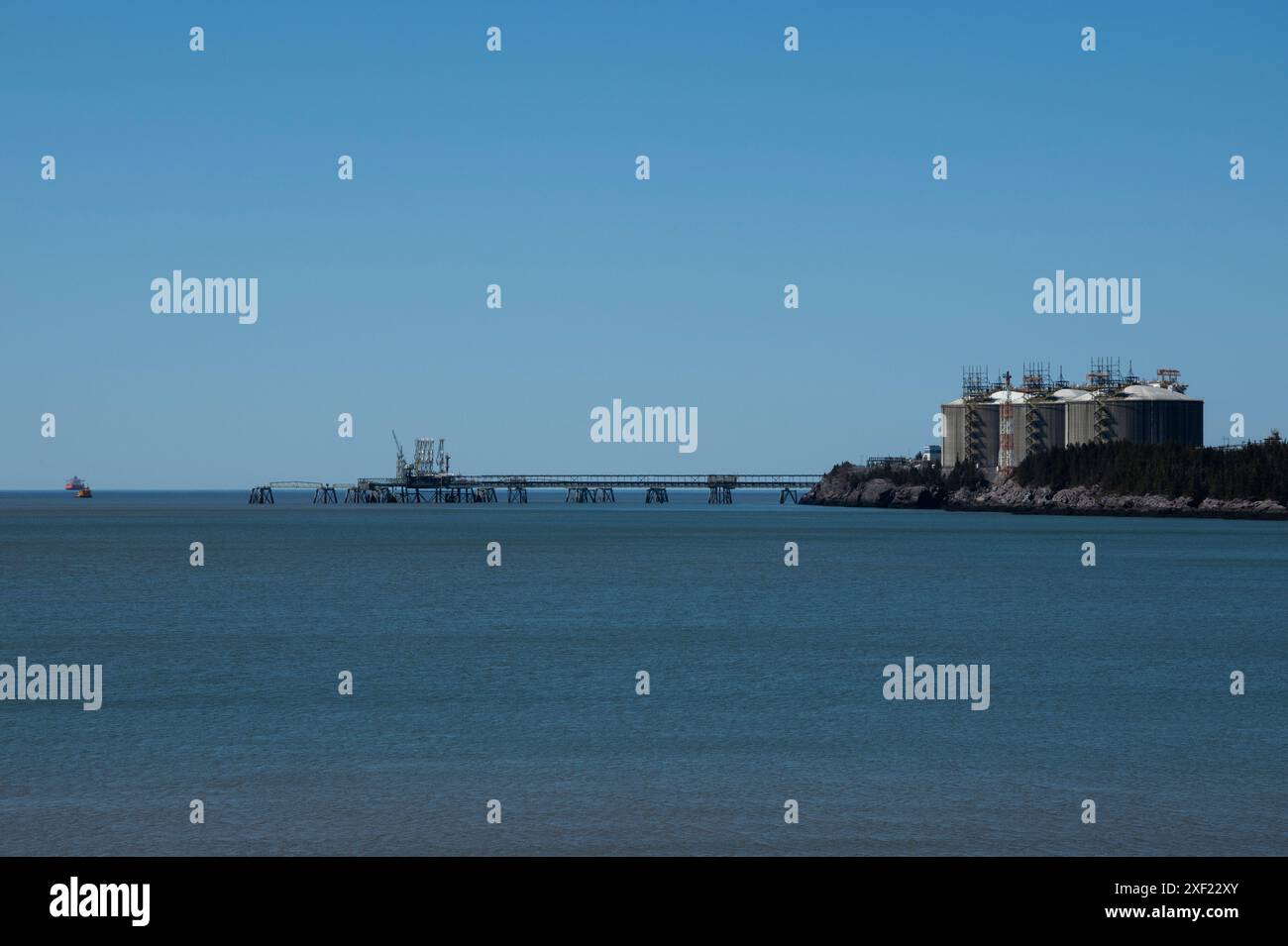 Vista della baia di Fundy e del porto petrolifero di Irving da Mispec Beach a Saint John, New Brunswick, Canada Foto Stock