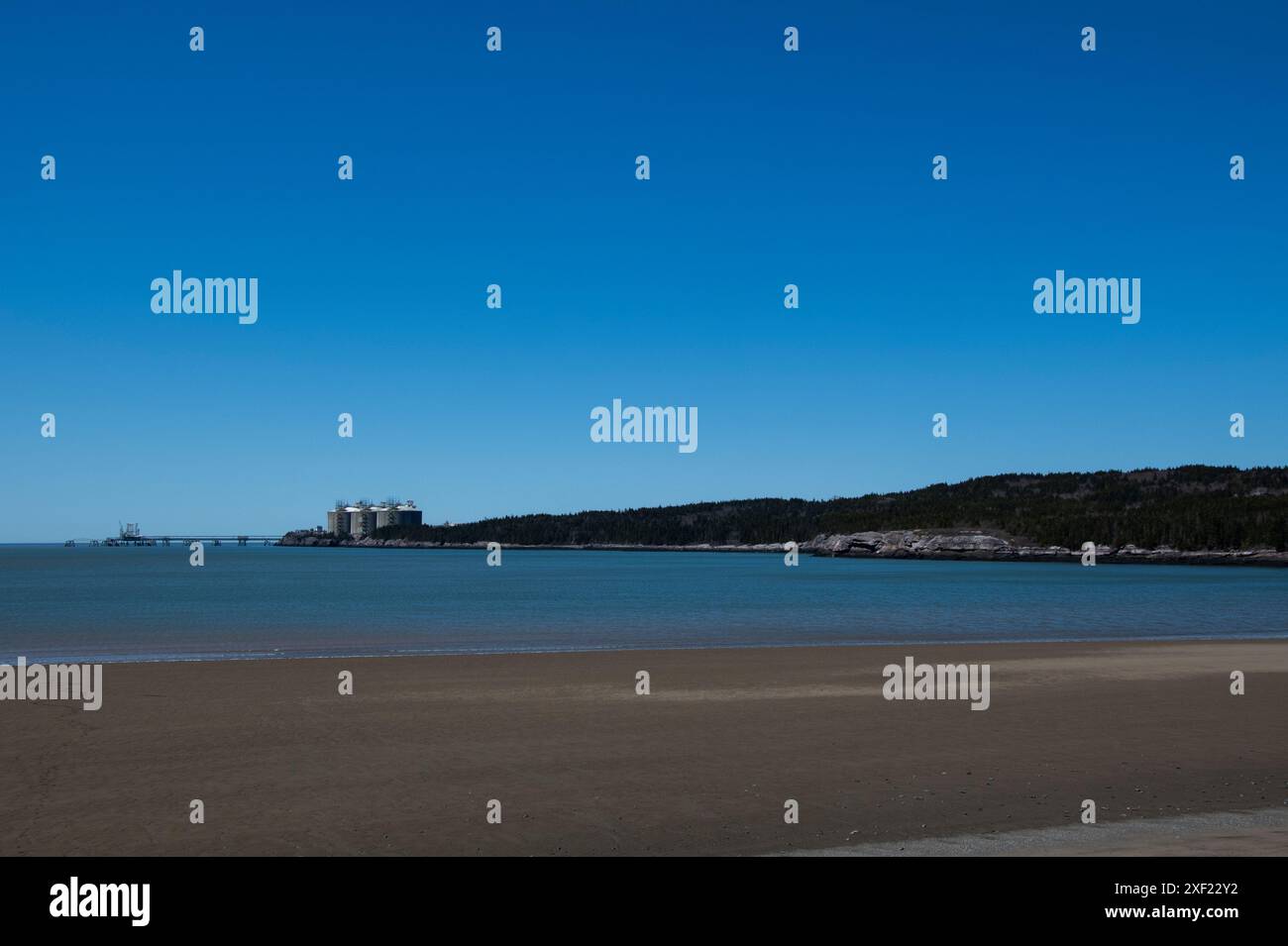 Vista della baia di Fundy e del porto petrolifero di Irving da Mispec Beach a Saint John, New Brunswick, Canada Foto Stock