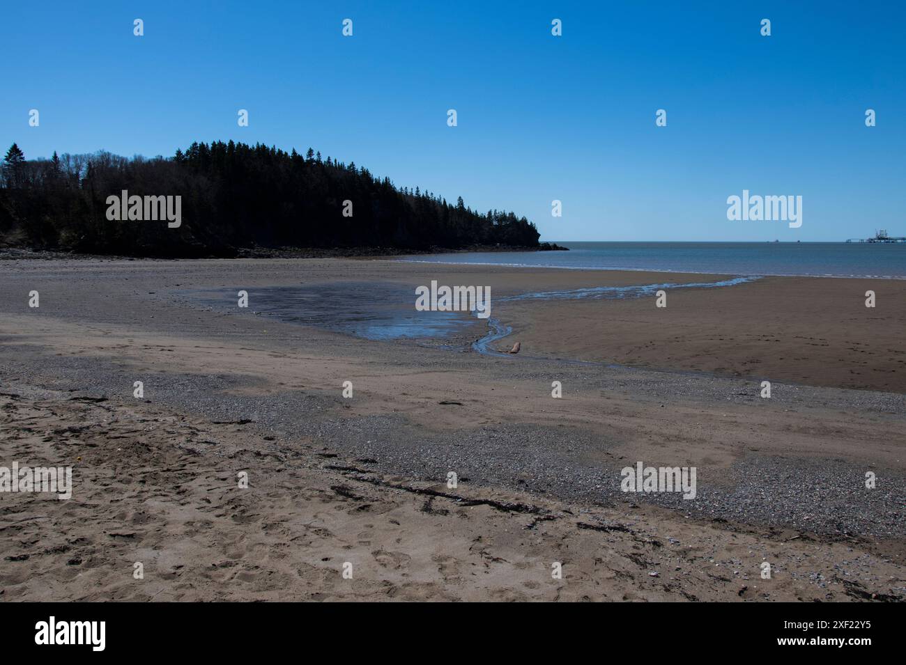 Vista della baia di Fundy e del porto petrolifero di Irving da Mispec Beach a Saint John, New Brunswick, Canada Foto Stock