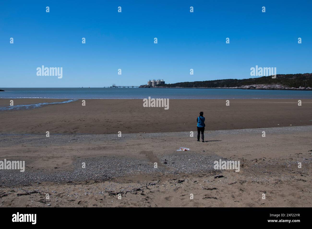 Vista della baia di Fundy e del porto petrolifero di Irving da Mispec Beach a Saint John, New Brunswick, Canada Foto Stock
