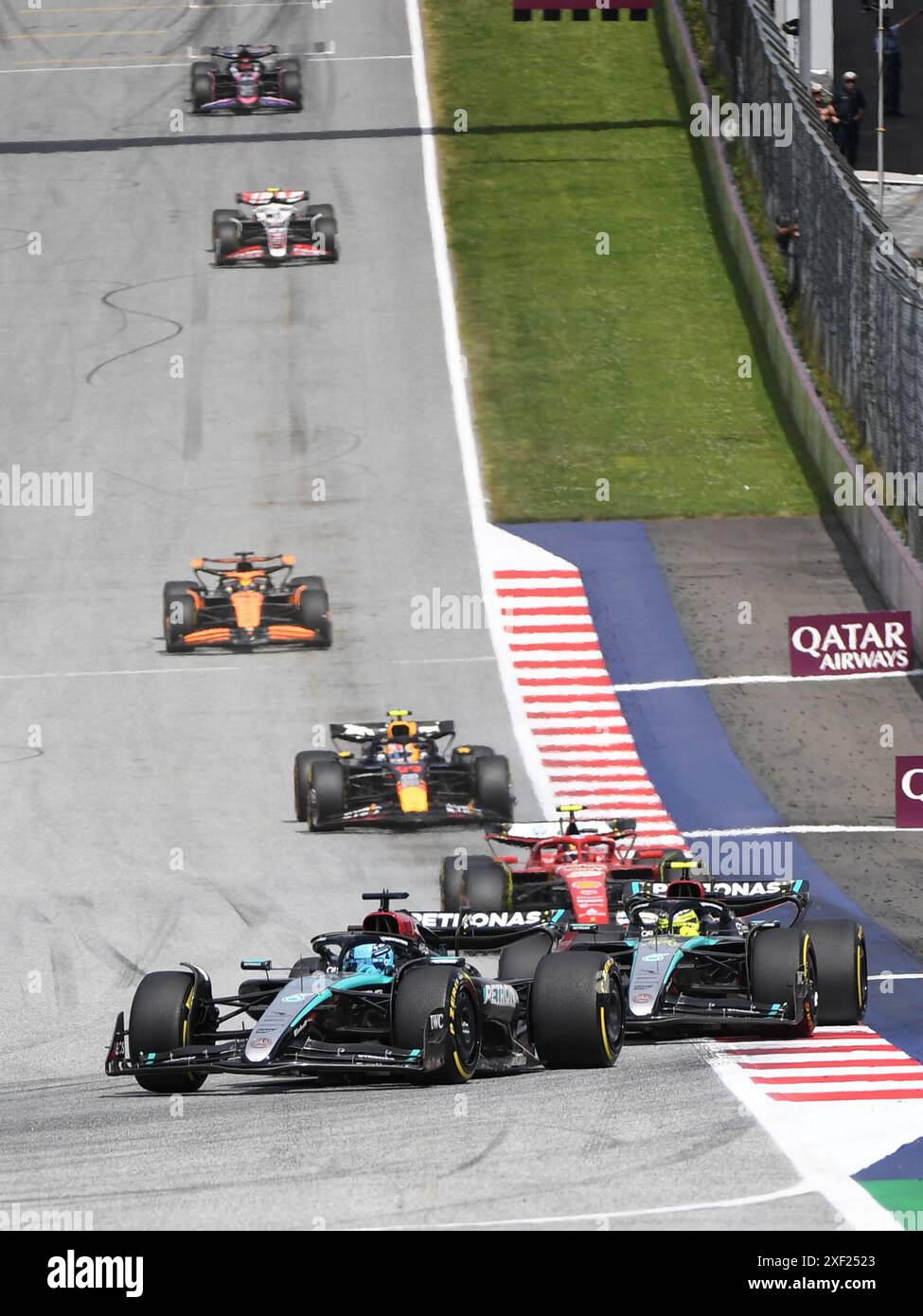 Spielberg, Austria. 30 giugno 2024. Il pilota britannico di Mercedes George Russell (Front) gareggia durante la gara del Gran Premio d'Austria di Formula 1 a Spielberg, Austria, il 30 giugno 2024. Credito: He Canling/Xinhua/Alamy Live News Foto Stock