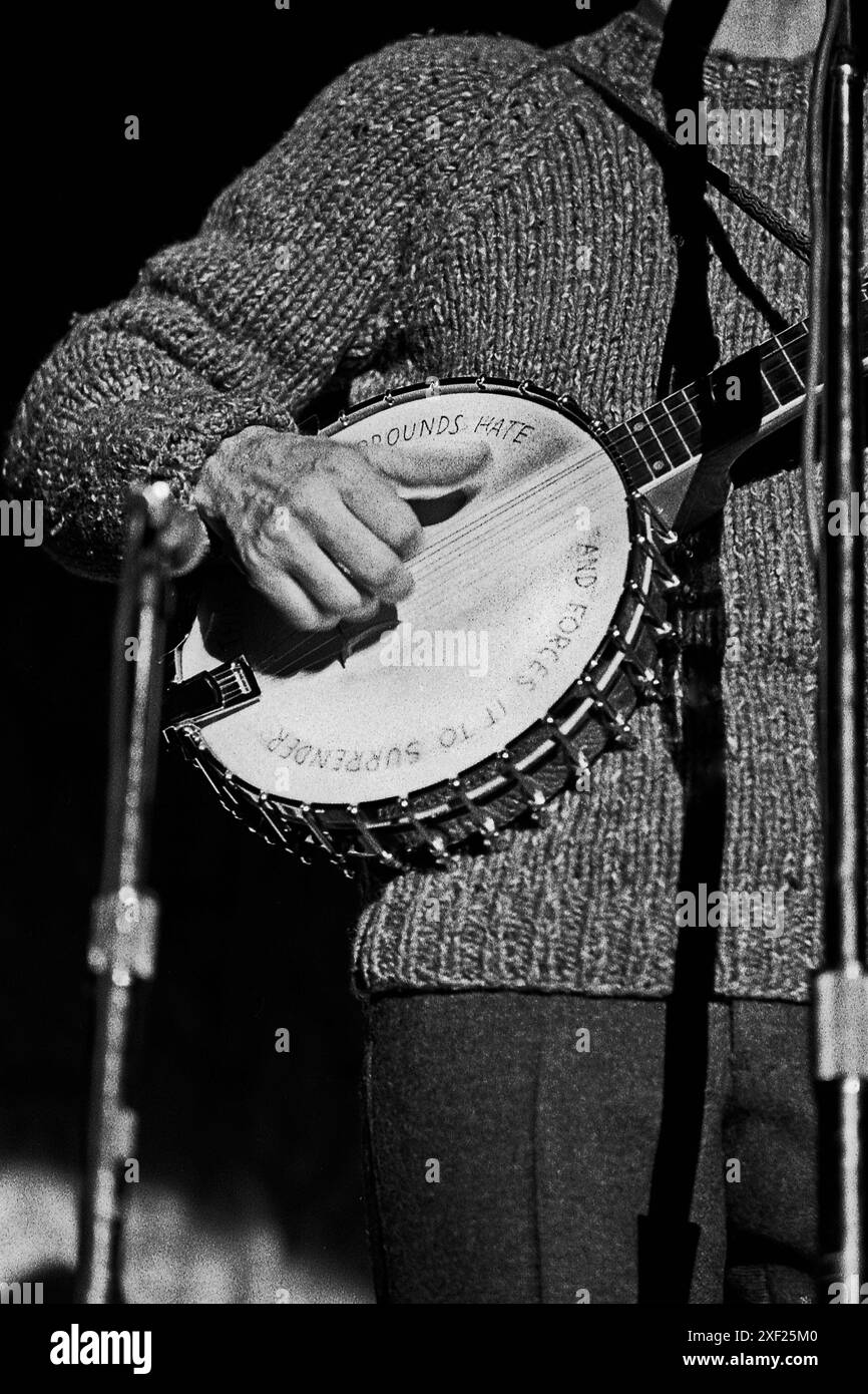 Il cantante folk Pete seeger preforma alla moratoria Anti-Vietnam War presso l'Università del Missouri-Kansas City Kansas City Missouri nell'ottobre 1969. Seeger aveva 50 anni, cantante folk e attivista sociale Foto Stock