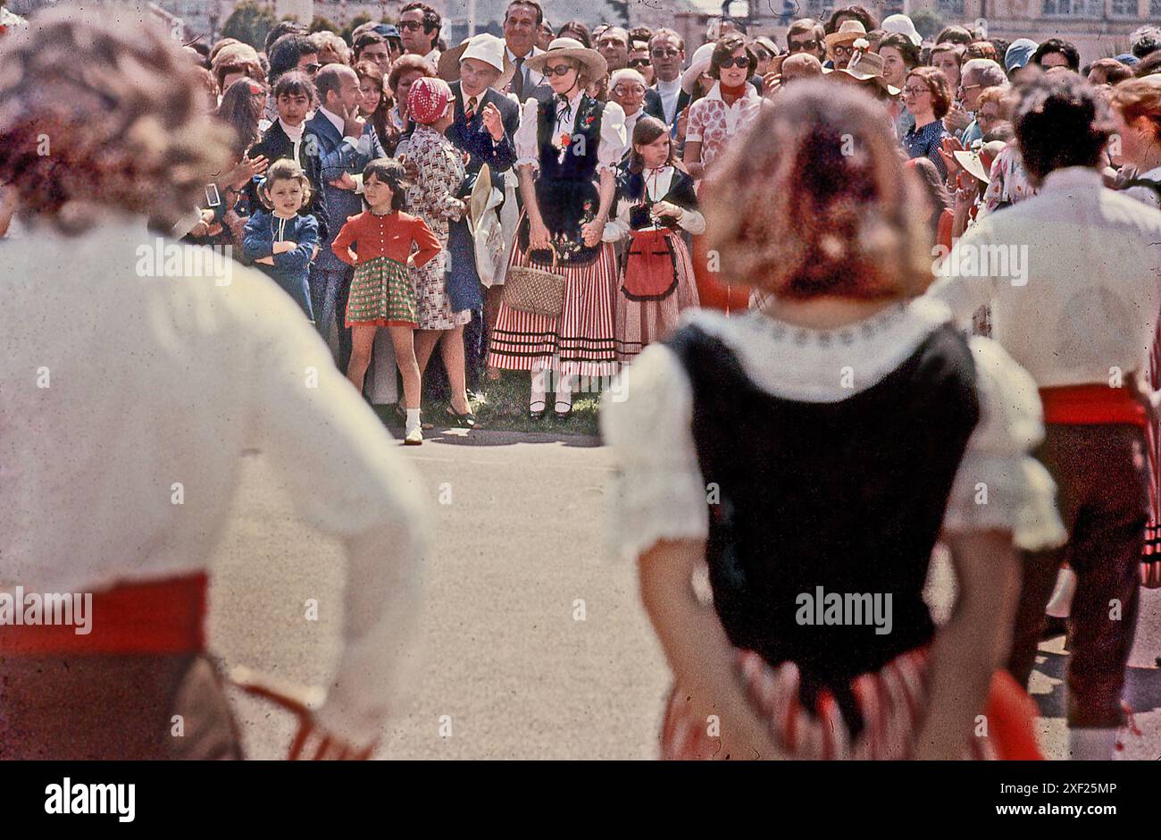 Monte Carlo, Monaco- 1974, Principessa Grace, Stephane e Carolina celebrano i 25 anni del regno del Principe Rainer indossando costumi tradizionali popolari monegaschi che solo i residenti di Monaco frequentavano per assistere a danze tradizionali, gustare un pranzo gratuito e celebrare la storica famiglia Grimaldi dal 1297 d.C. Foto Stock