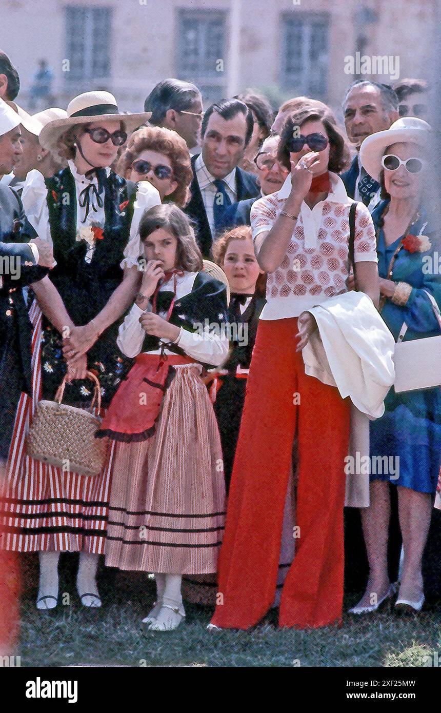 Monte Carlo, Monaco- 1974, Principessa Grace, Stephane e Carolina celebrano i 25 anni del regno del Principe Rainer indossando costumi tradizionali popolari monegaschi che solo i residenti di Monaco frequentavano per assistere a danze tradizionali, gustare un pranzo gratuito e celebrare la storica famiglia Grimaldi dal 1297 d.C. Foto Stock