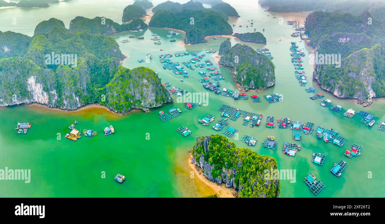 Vista aerea dei villaggi galleggianti intorno alle isole Cat Ba. Cat Ba è la più grande delle 366 isole, che costituiscono il bordo sud-orientale della baia di ha Long Foto Stock