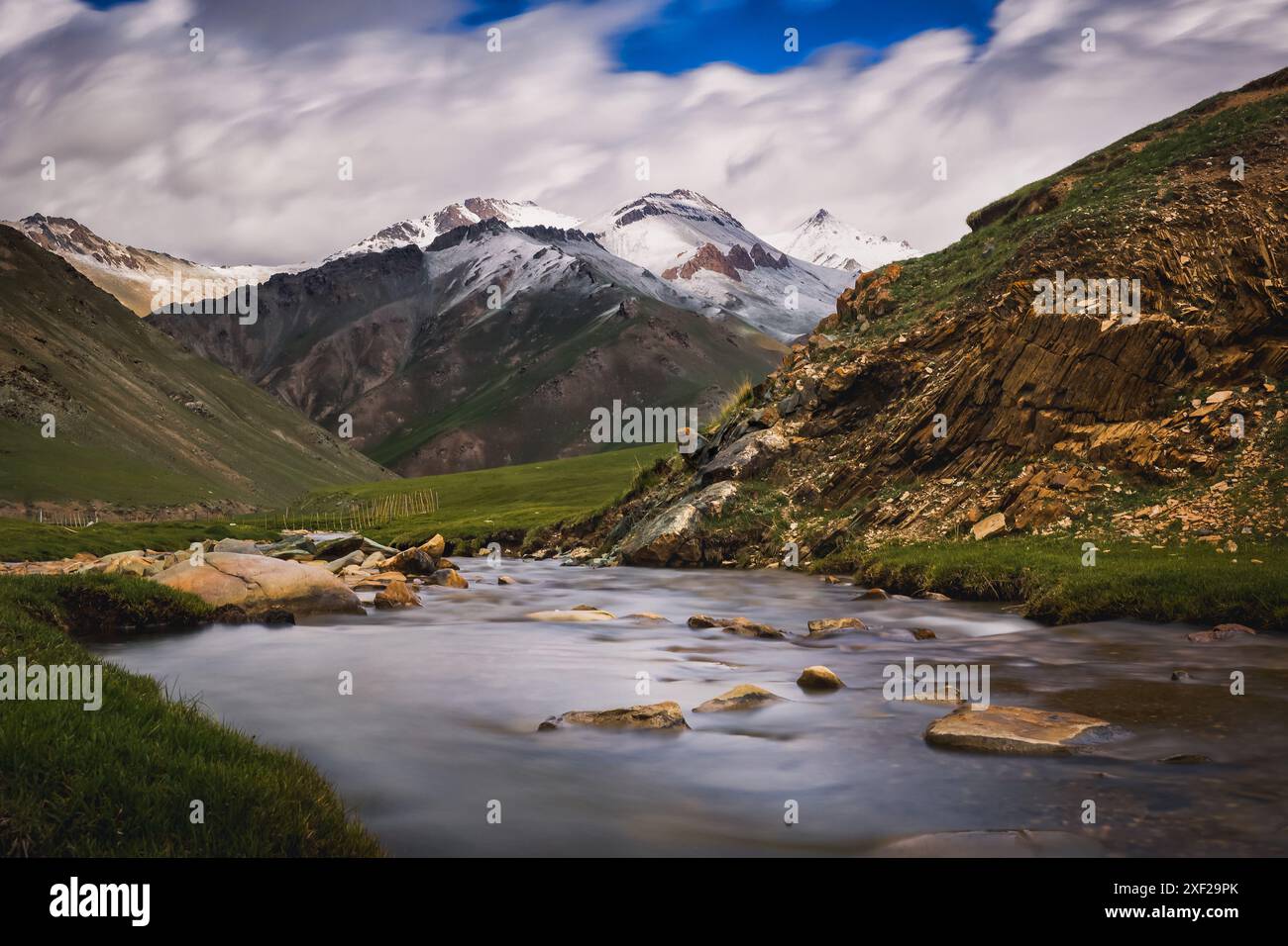 Vista del fiume Tash-Rabat e della valle, della provincia di Naryn, del Kirghizistan Foto Stock