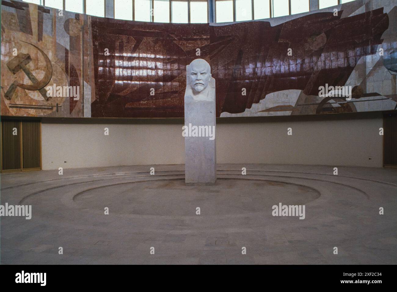 1988: Un busto di Lenin e un mosaico di martello e falce all'interno del Palazzo della Gioventù di Mosca (Moskovskogo Dvortsa Molodezhi, o MDM) poco prima che aprisse al pubblico nel 1988. La ricostruzione di due anni dell'edificio, un esempio significativo del modernismo sovietico, è stata pianificata per iniziare nella primavera del 2020. Foto Stock