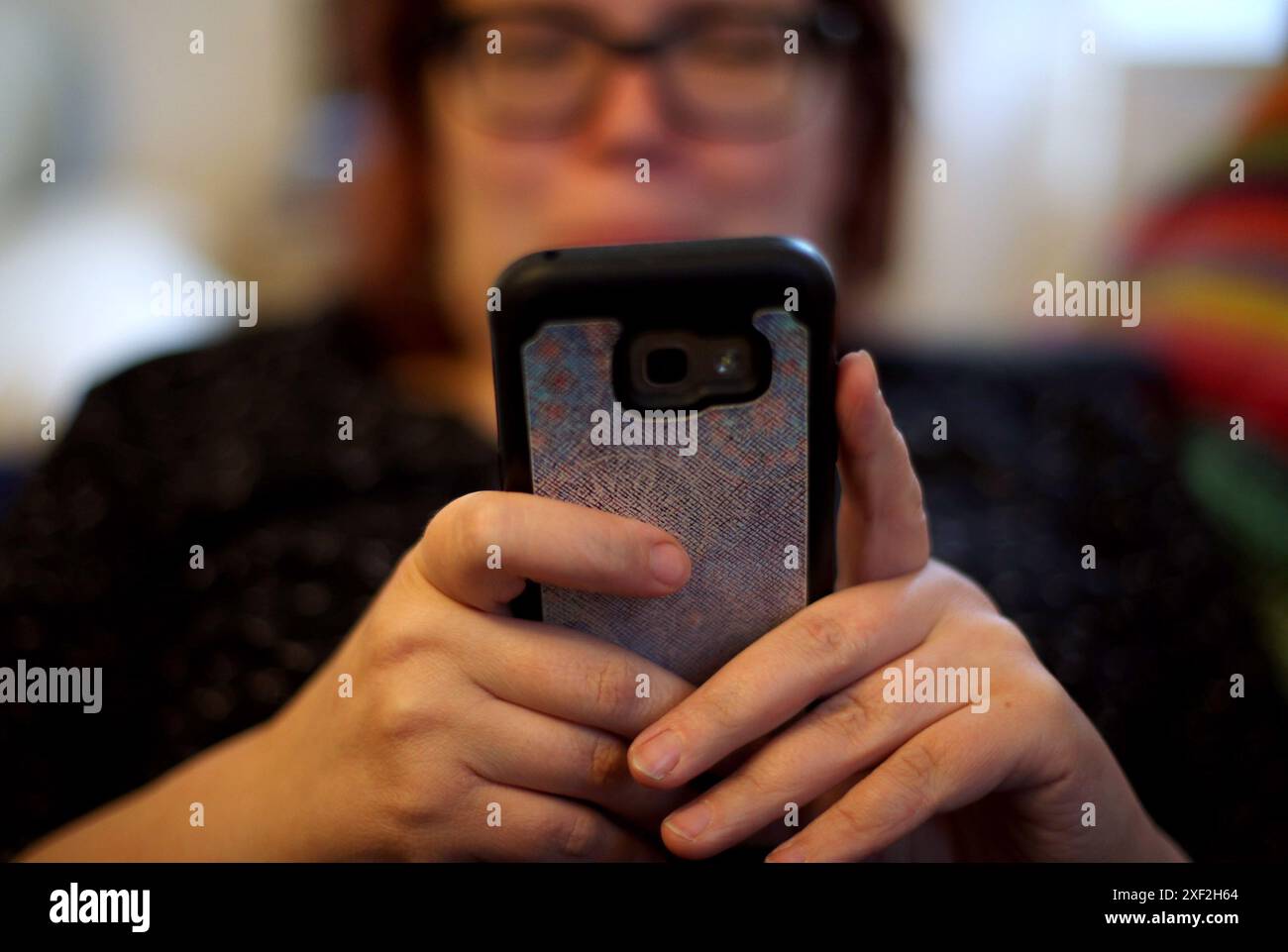 Foto del file datata 08/05/19 di una donna che usa il suo cellulare. Gli utenti di smartphone sono incoraggiati a donare i loro dispositivi vecchi e indesiderati a un ente benefico che fornisce connettività a coloro che ne hanno più bisogno. Virgin Media O2 e Hubbub, associazione benefica per l'ambiente, hanno esortato le persone a donare dispositivi a Community Calling, un programma per far arrivare i telefoni a persone che ne hanno bisogno, data di emissione: Lunedì 1 luglio 2024. Foto Stock