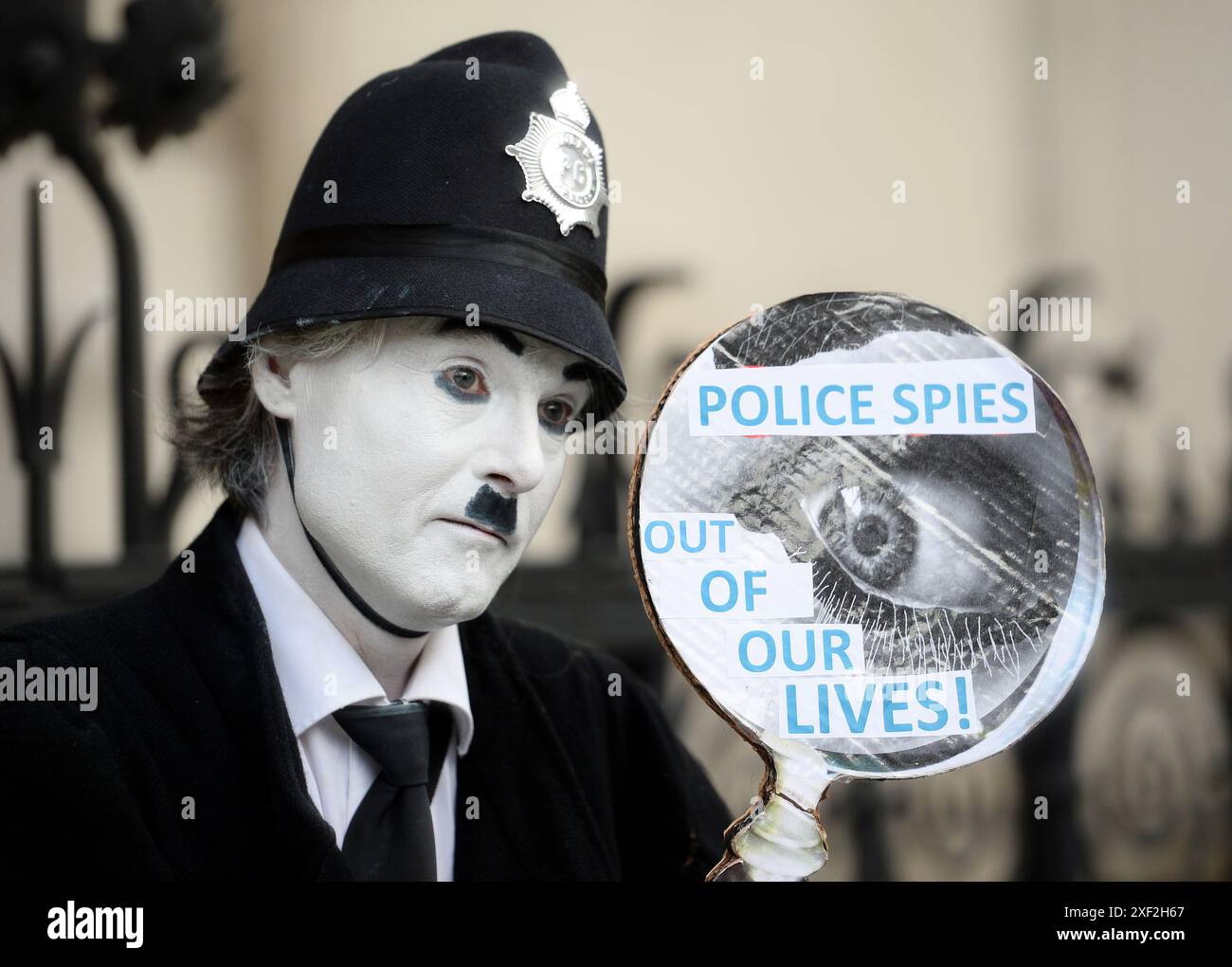 Foto del file del 03/10/18 di un manifestante fuori dalla Royal Courts of Justice, Londra. La prossima fase della gigantesca indagine pubblica sulle attività della polizia sotto copertura dovrebbe iniziare lunedì. Le dichiarazioni di apertura saranno fatte nell'arco di tre giorni all'inizio di una serie di udienze che esamineranno l'unità segreta di polizia metropolitana sciolta, la Special Demonstration Squad (SDS) tra il 1983 e il 1992. Data di pubblicazione: Lunedì 1 luglio 2024. Foto Stock