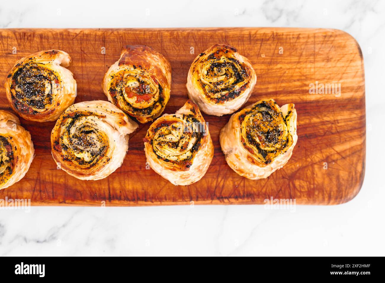 panini di pasta di zucca, spinaci e formaggio su tagliere di legno, baekd fresco e ricette di cibi sani e fatti in casa Foto Stock