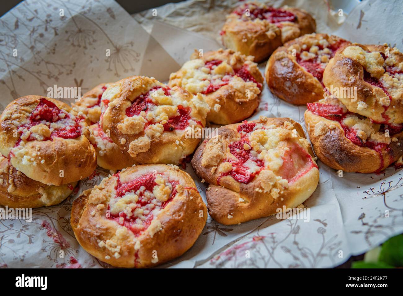 Una selezione di panini di fragole appena sfornati su un tavolo Foto Stock