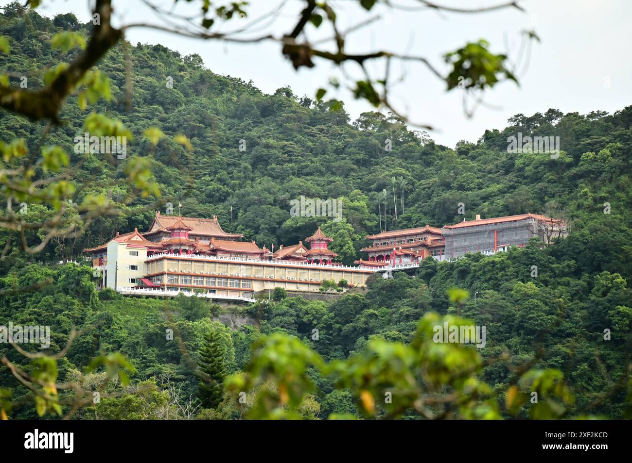 Annidato nella città Dongshan di Yilan presso il lago Meihua, l'architettura maestosa e maestosa del Tempio di Sanching (道教總廟三清宮) riflette l'eleganza classica cinese. Foto Stock