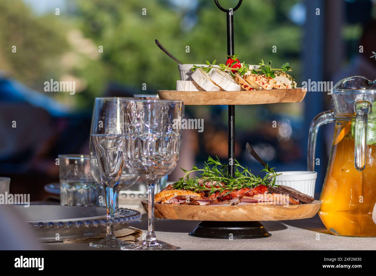 Sala per ricevimenti nuziali vuota con antipasti e bevande Foto Stock