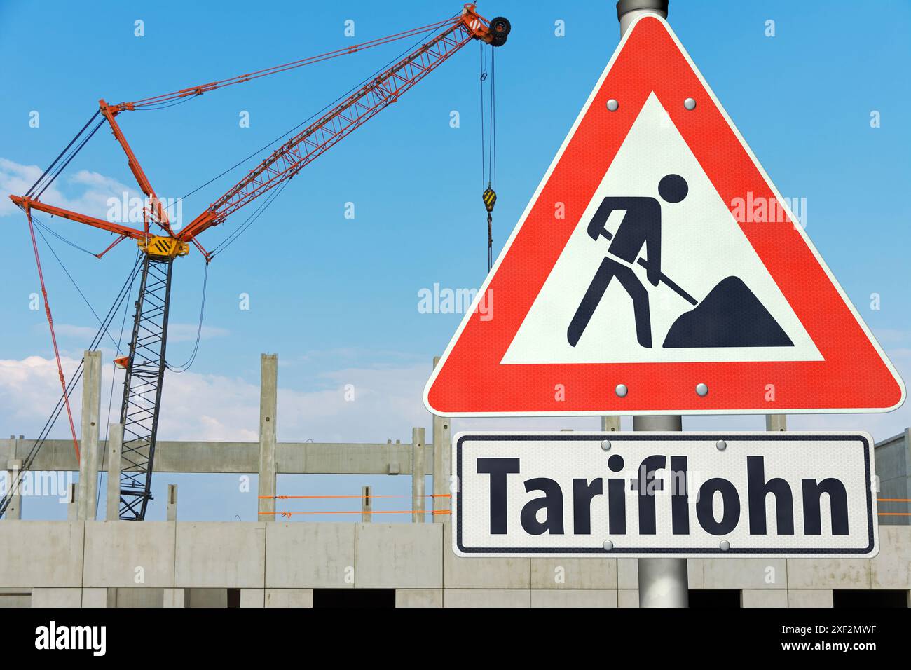Cartello per cantiere con la parola tedesca "Tariflohn" (stipendio standard) Foto Stock
