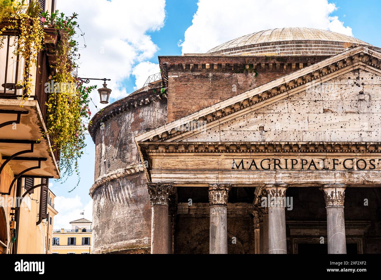 Il portico corinzio del Pantheon, ex tempio romano e poi chiesa cattolica chiamata "Basilica di Santa Maria e dei Martiri", a Roma, Italia Foto Stock