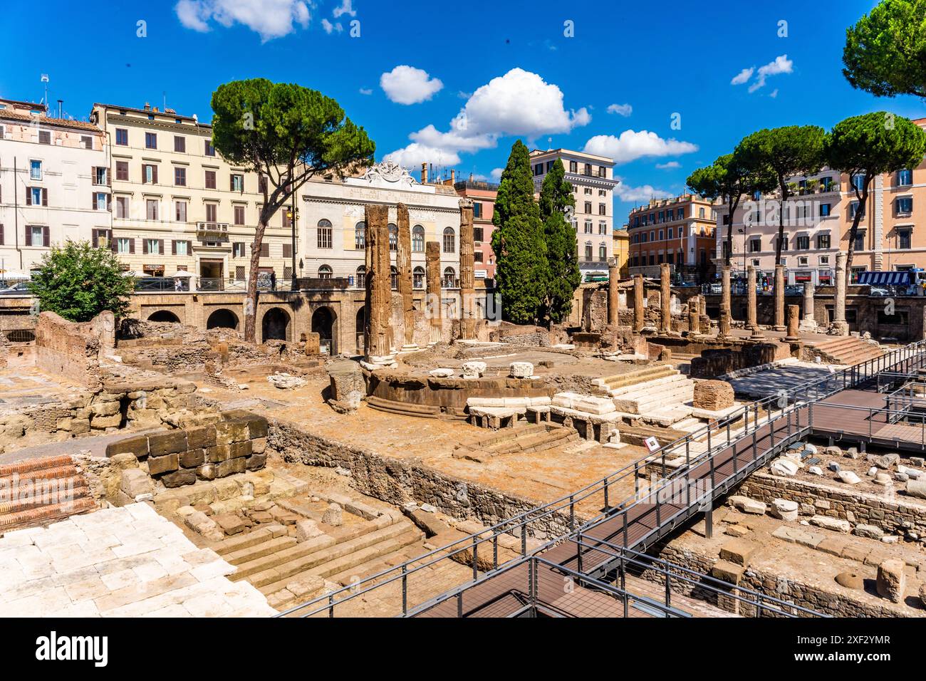 Largo di Torre Argentina costruito su un'importante area archeologica di epoca romana, oggi la più antica colonia di gatti della città, a Roma, Italia. Foto Stock