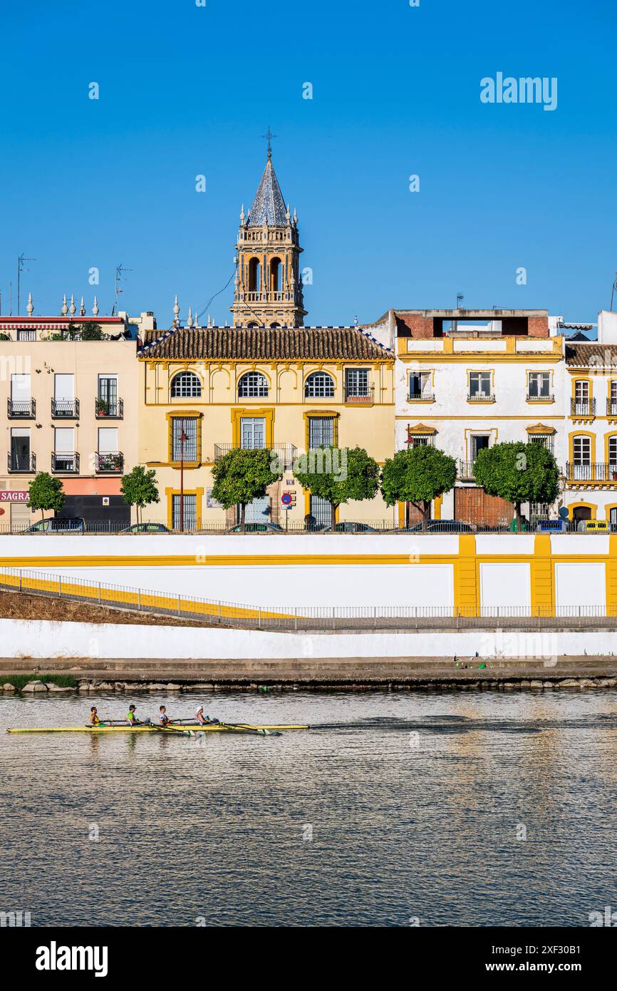 Vista panoramica del quartiere di Triana e del fiume Guadalquivir, Siviglia, Andalusia, Spagna Foto Stock