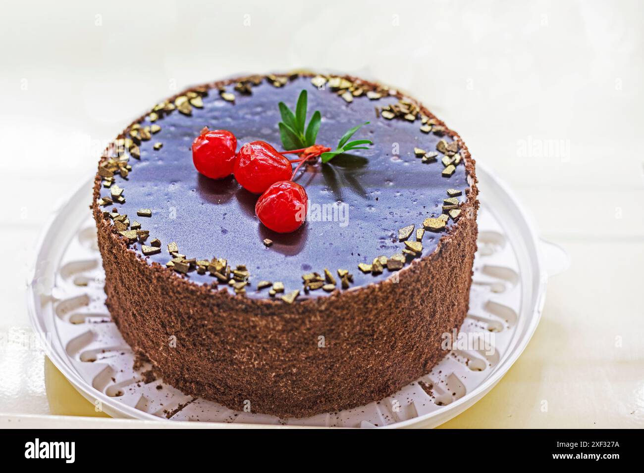 torta cosparsa di cioccolato e ciliegie. Festa di vacanza. Cibo dietetico Foto Stock