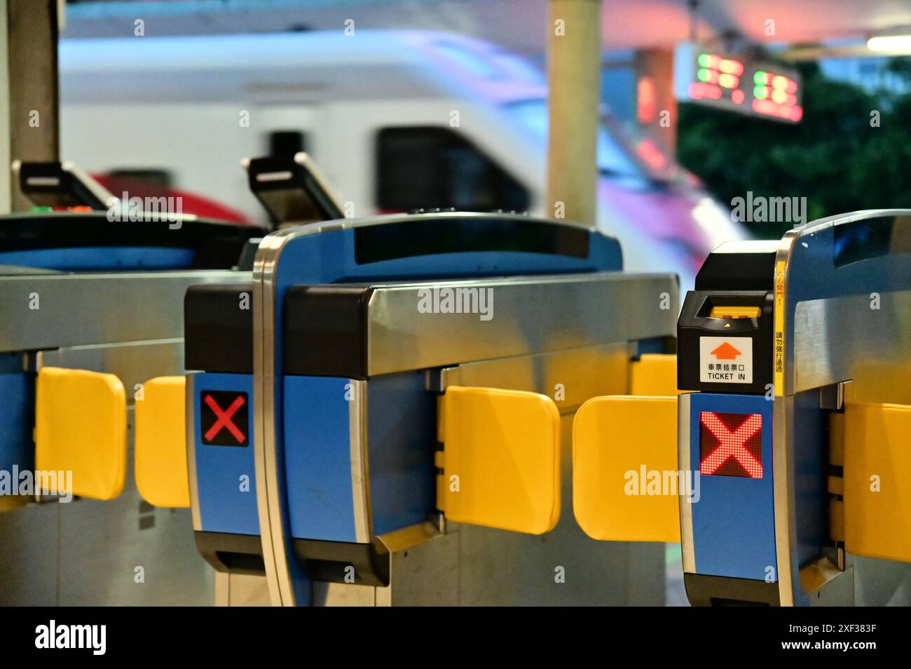 Taiwan - 29 giugno 2024: Le biglietterie intelligenti di Taiwan Railways supportano più carte, migliorando significativamente l'efficienza e l'offerta di ingresso e uscita dalla stazione Foto Stock
