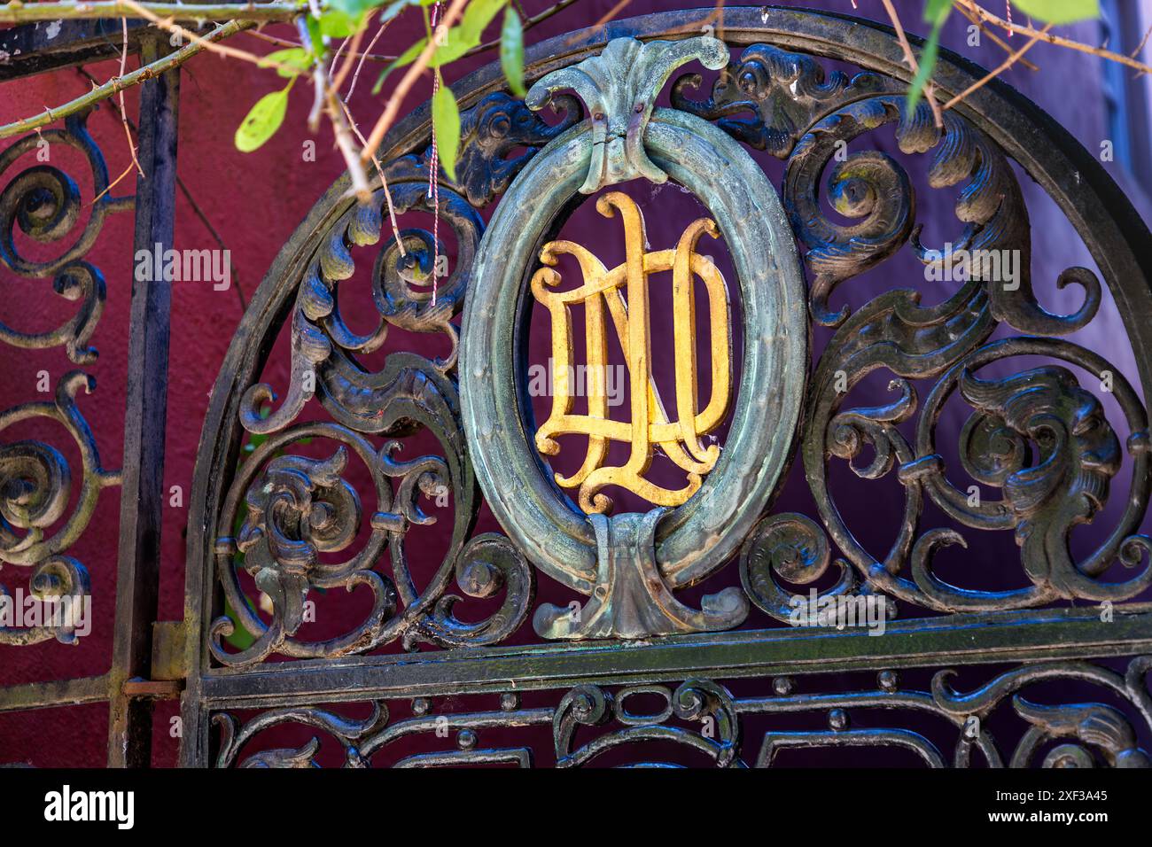 Logo della NDL = Norddeutsche Llyod su un cancello in ferro battuto nel distretto Schnoor di Brema. Fu una delle più importanti compagnie di navigazione tedesche tra la fine del XIX e l'inizio del XX secolo. Il gruppo, intrecciato in molti modi con cantieri navali e imprese industriali, ha dato un contributo significativo allo sviluppo economico di Brema e Bremerhaven. Schnoor, Brema, Germania Foto Stock Logo della NDL = Norddeutsche Llyod su un cancello in ferro battuto nel distretto Schnoor di Brema. Fu una delle più importanti compagnie di navigazione tedesche tra la fine del XIX e l'inizio del XX secolo. Il gruppo, intrecciato in molti modi con cantieri navali e imprese industriali, ha dato un contributo significativo allo sviluppo economico di Brema e Bremerhaven. Schnoor, Brema, Germania Foto Stock
