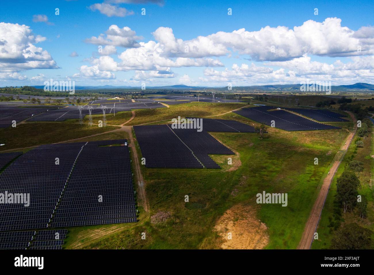 La Woolooga Solar Farm è un impianto di energia solare su larga scala situato nella zona rurale di Woolooga, Queensland, Australia. Foto Stock