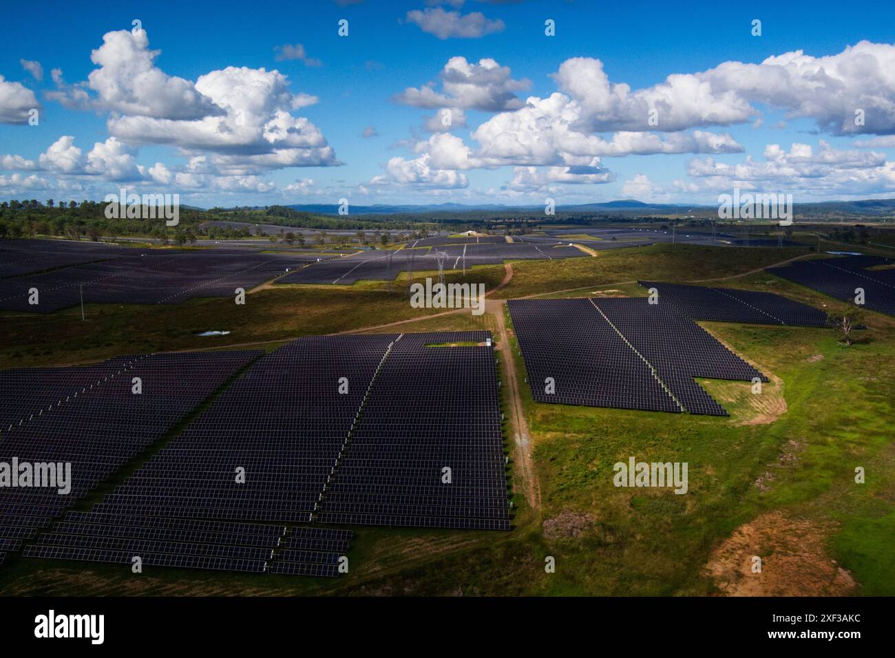 La Woolooga Solar Farm è un impianto di energia solare su larga scala situato nella zona rurale di Woolooga, Queensland, Australia. Foto Stock