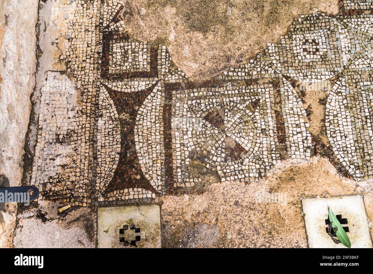 6°. Pavimento a mosaico bizantino del secolo, Chiesa dell'Annunciazione alla Beata Vergine Maria, Supetar, isola di Brac, Croazia Foto Stock