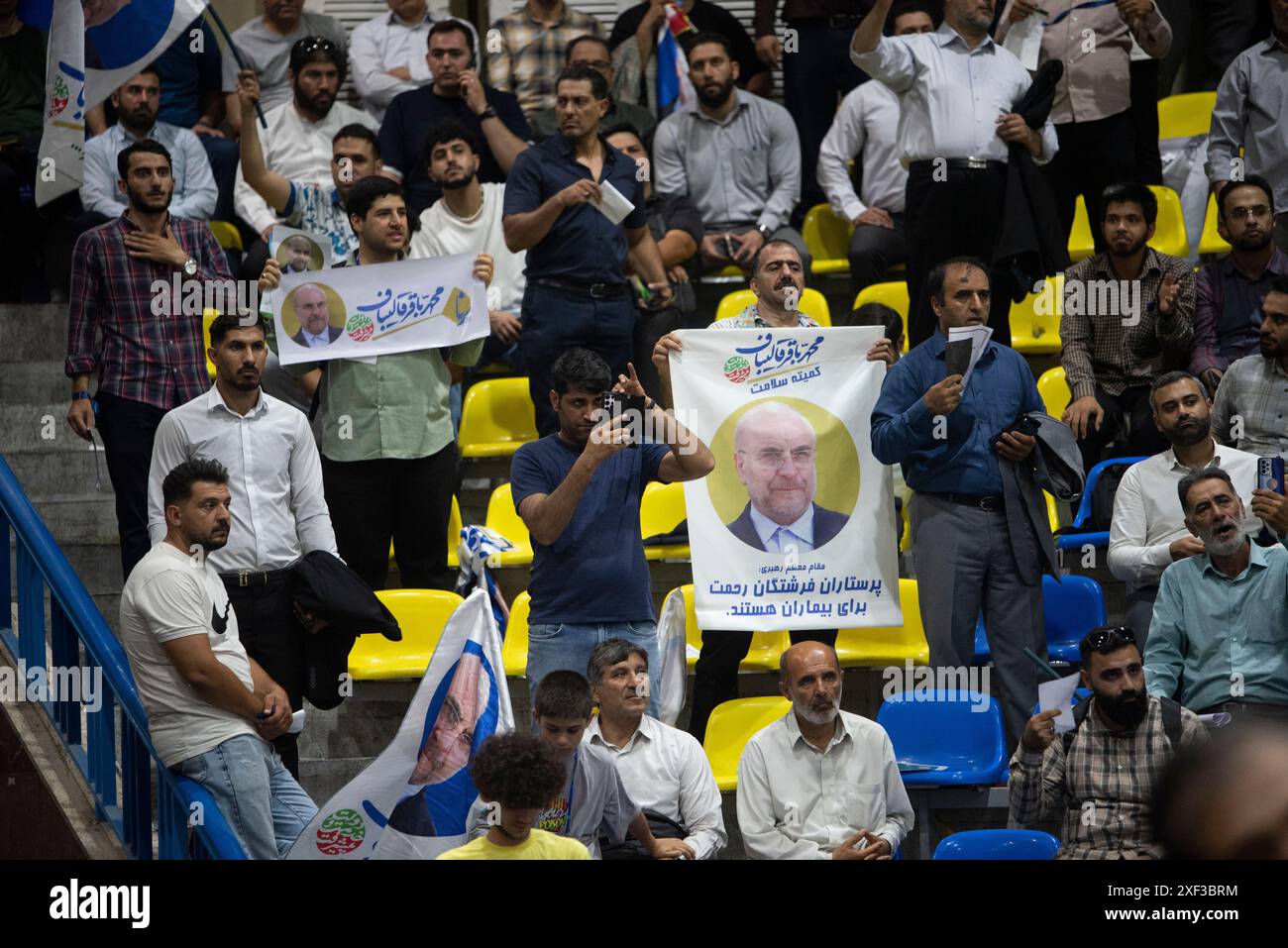 Teheran, Iran. 26 giugno 2024. I sostenitori di Saeed Jalili, candidato alle elezioni presidenziali del giugno 28, si sono riuniti di fronte all'ingresso dell'Università di Teheran durante un raduno della campagna Streetly a Teheran, Iran, mercoledì 26 giugno 2024. (Foto di Sobhan Farajvan/Pacific Press/Sipa USA) credito: SIPA USA/Alamy Live News Foto Stock
