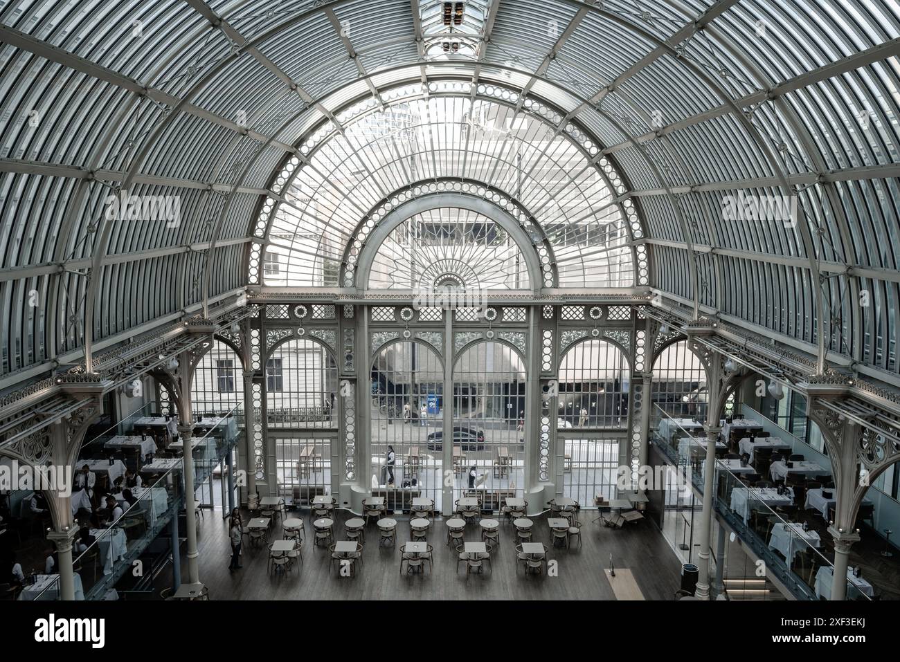 Londra, Regno Unito - 9 maggio 2024: Lo spettacolare atrio in vetro della Royal Opera House, Covent Garden, Londra. Uno storico venu di arti dello spettacolo famoso in tutto il mondo Foto Stock