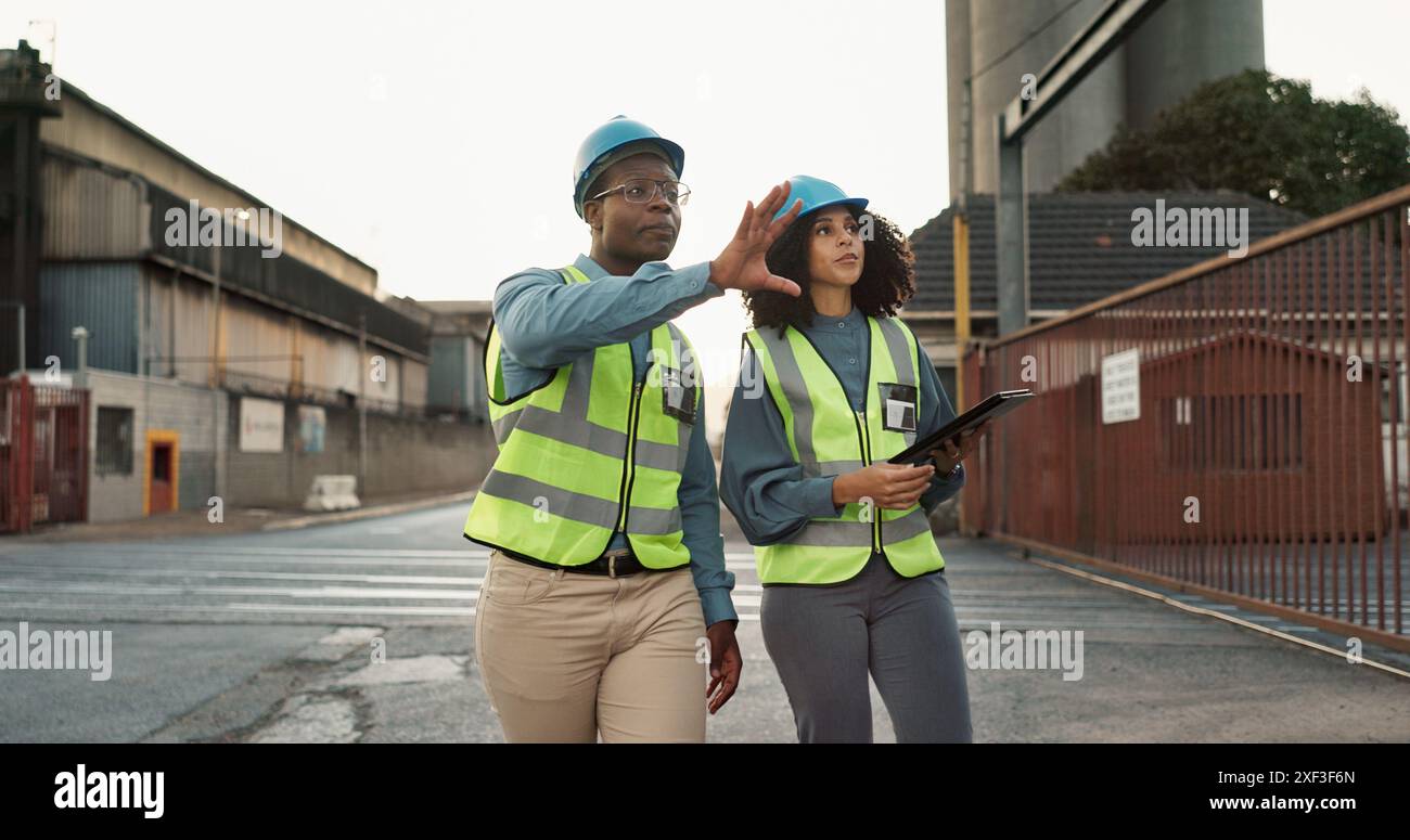 Industriale, outdoor e team con tablet per la logistica per ispezioni, controlli dell'inventario o tempi di consegna. Spedizione, donna nera e uomo di esportazione per Foto Stock