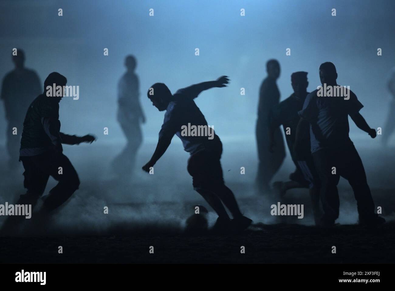 Giocatori di calcio in luce blu Foto Stock