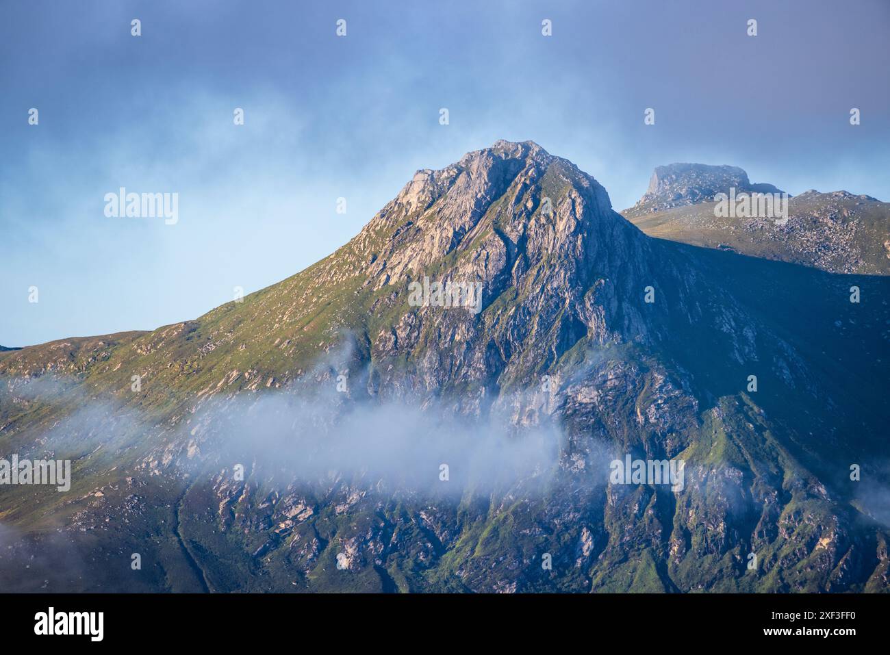 Ben Loyal dalla strada rialzata attraverso il Kyle of Tongue, Sutherland, Scozia Foto Stock