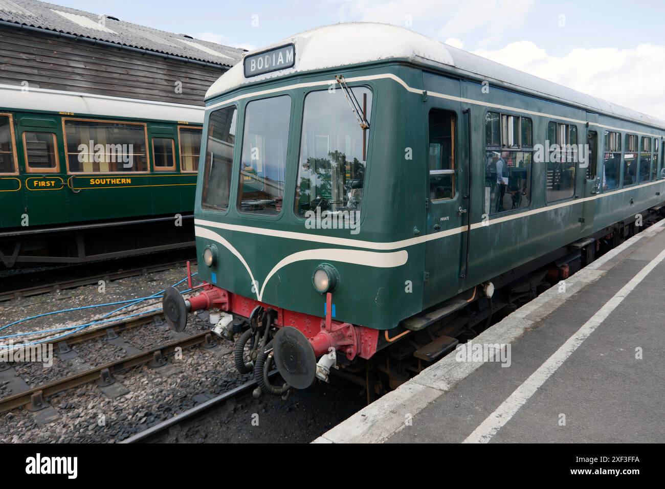 Vista frontale del treno di osservazione diesel M50971, presso la stazione di Tenterden Town, sulla Kent and East Sussex Railway. Foto Stock