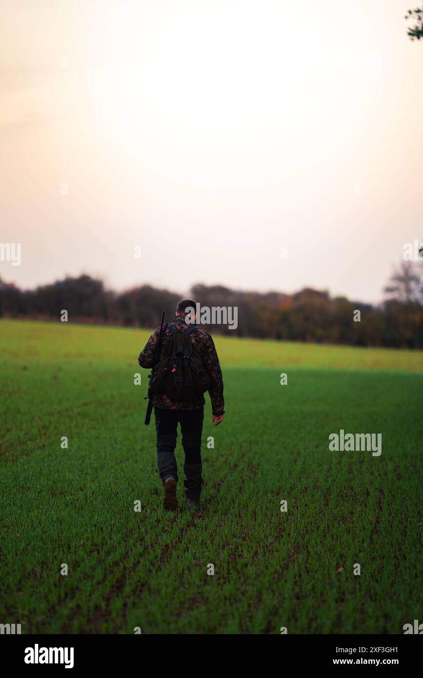 cacciatore, caccia, fucile, prato, foresta, all'aperto, natura, passeggiata, viaggio, avventura, camuffamento, attrezzatura, attrezzatura, campo, natura selvaggia, autunno, autunno Foto Stock