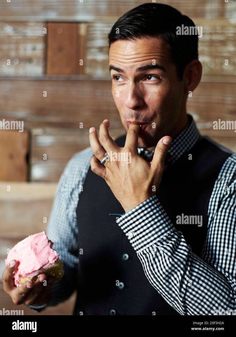 Uomo che mangia una fetta di torta Foto Stock