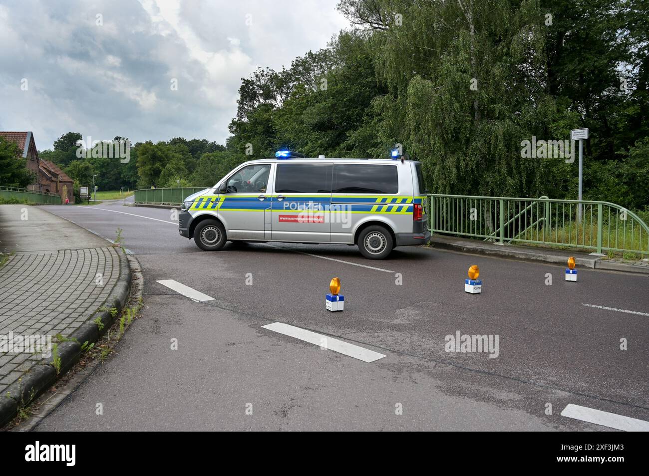 01 luglio 2024, Sassonia-Anhalt, Schönburg: La polizia ha chiuso la strada di campagna 204 dopo un grave incidente. Tre persone sono rimaste ferite mortali nell'incidente tra Naumburg e Schönburg. Il veicolo ha lasciato la strada in curva e si è tuffato in discesa. Foto: Heiko Rebsch/dpa Foto Stock