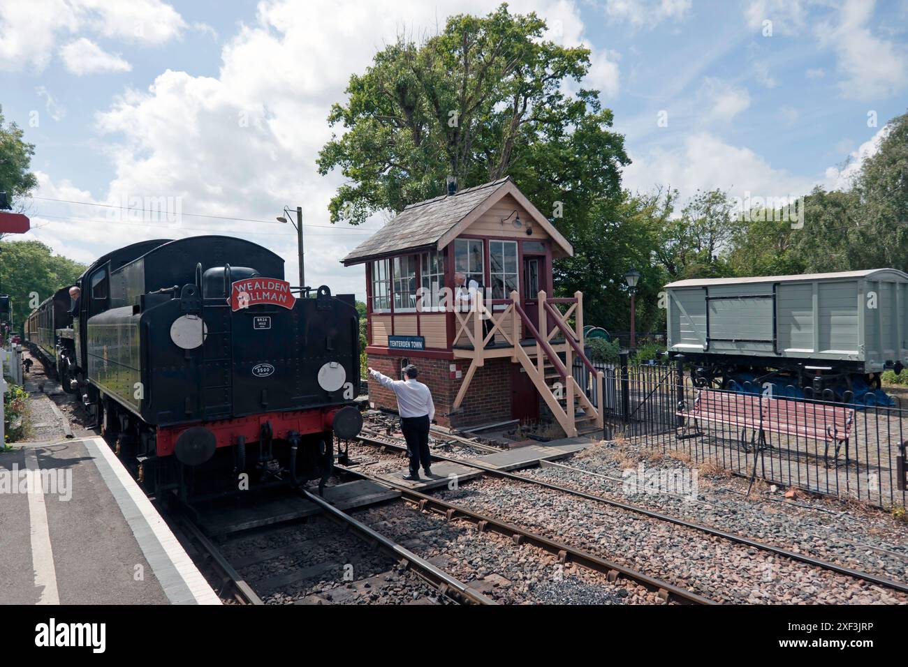 Il Pullman Wealden arriva alla stazione di Tenterden Town, sulla ferrovia Kent e East Sussex Foto Stock